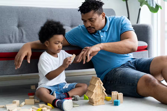 um homem conversando e brincando com seu filho