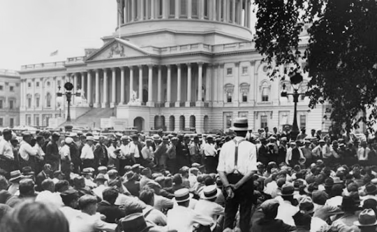 Veteranos manifestándose frente al Congreso en 1932