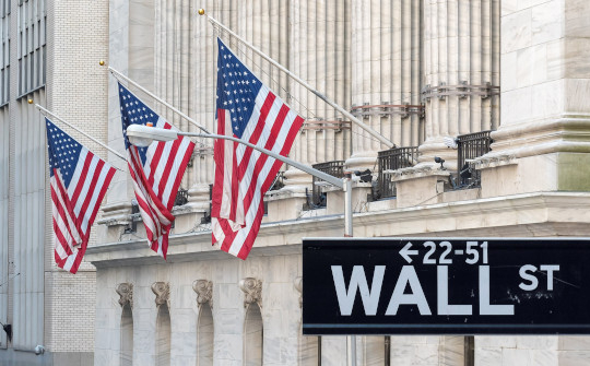 fotó a Wall Street amerikai zászlókkal