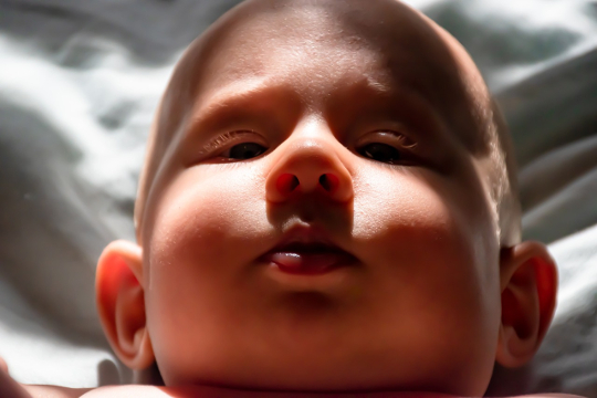 cara de un niño con sobrepeso