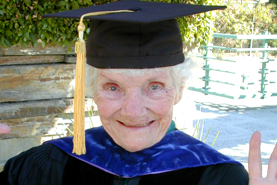 졸업 모자와 가운을 입은 Joyce Vissell의 어머니