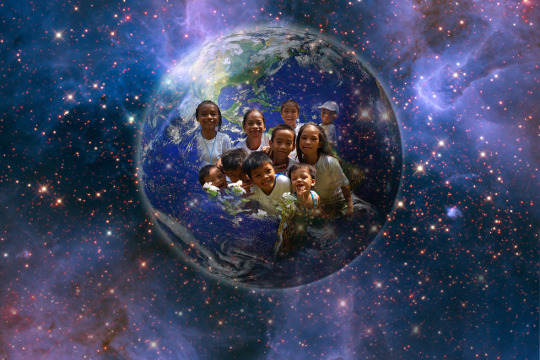 группа людей внутри глобуса планеты Земля