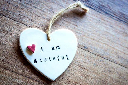 Die Worte „Ich bin dankbar“ auf einem herzförmigen Design