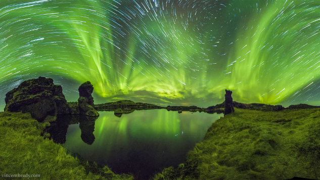 Aurores boréales et traînées d'étoiles sur l'Islande