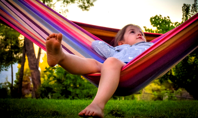 bambino sdraiato su un'amaca