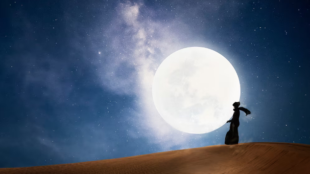 אישה מחזיקה ירח מלא