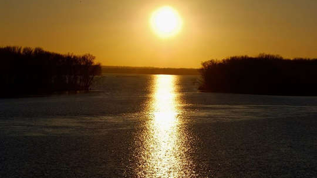日出反射在平静的水面上
