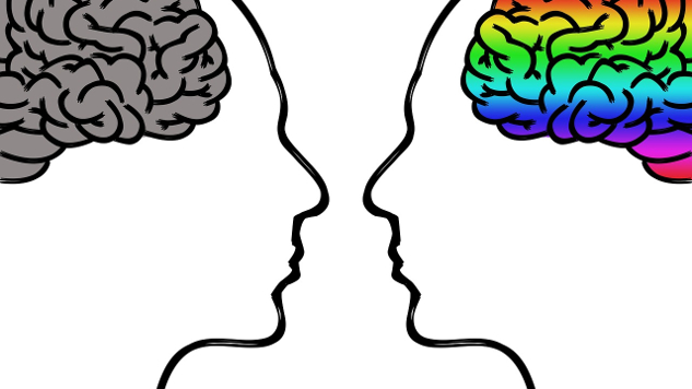 दो मस्तिष्कों की छवियां: एक रंगीन, एक हल्का भूरा