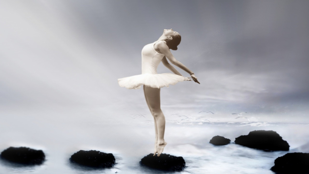 ballerina staande op rotsen in water