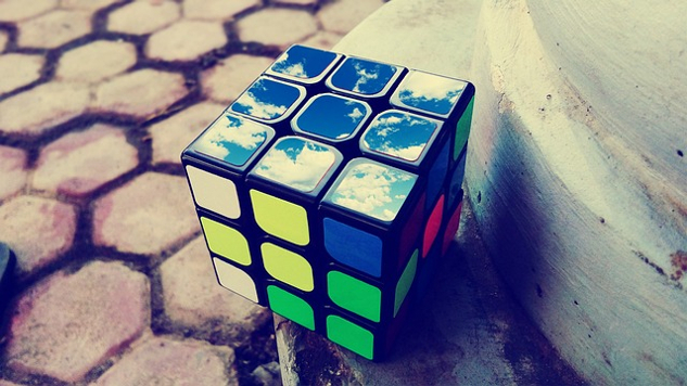 кубик рубіка з художніми малюнками на вершині