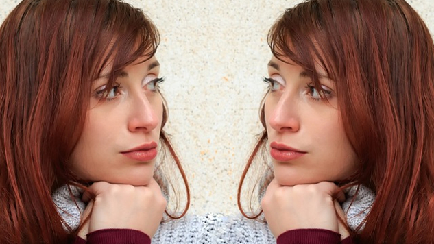 ansiktet på en kvinna som stirrar på sin spegelbild