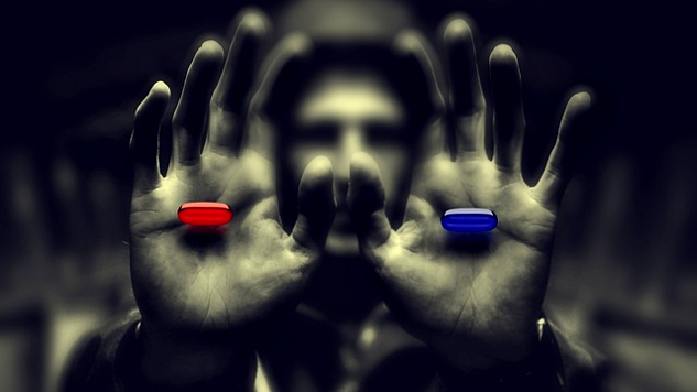 een man die twee handen presenteert... de ene met een rode pil, de andere met de blauwe pil