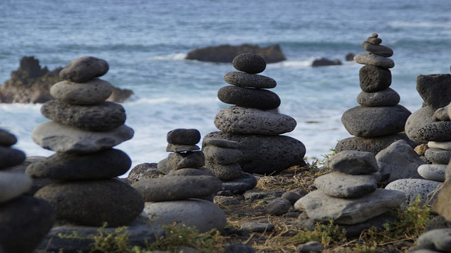 banyak menara batu menghadap lautan