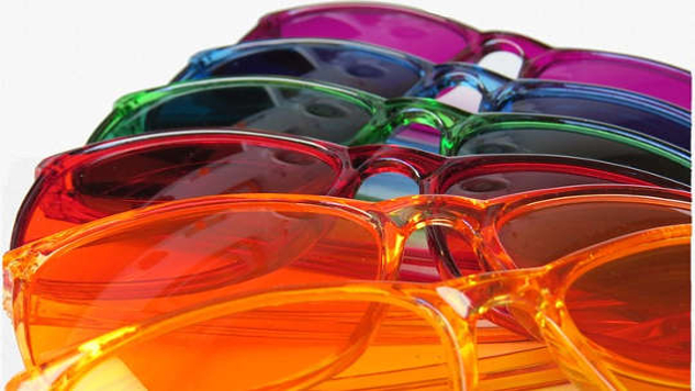 Vielzahl von Brillen mit unterschiedlichen Glasfarben