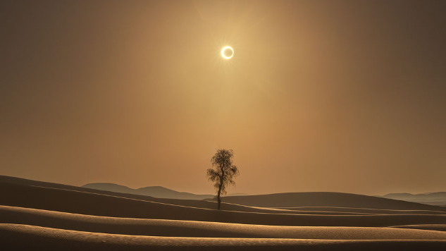 ringförmige Sonnenfinsternis in der Wüste