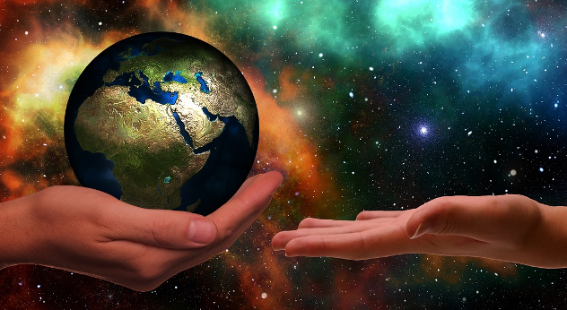 ένα χέρι που κρατά τον πλανήτη γη που προσφέρει στο ανοιχτό χέρι κάποιου άλλου