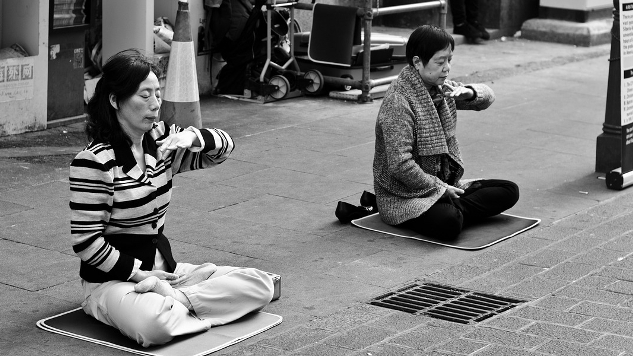 twee vrouwen mediteren op de stoep