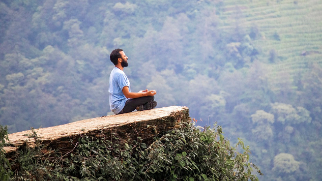 meditasyonda oturan adam