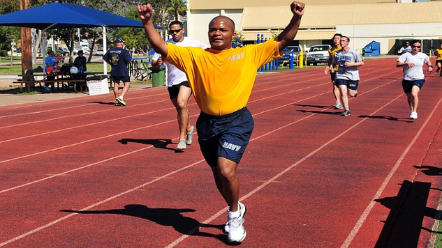Atlet kulit hitam memenangkan perlombaan di perlombaan lari