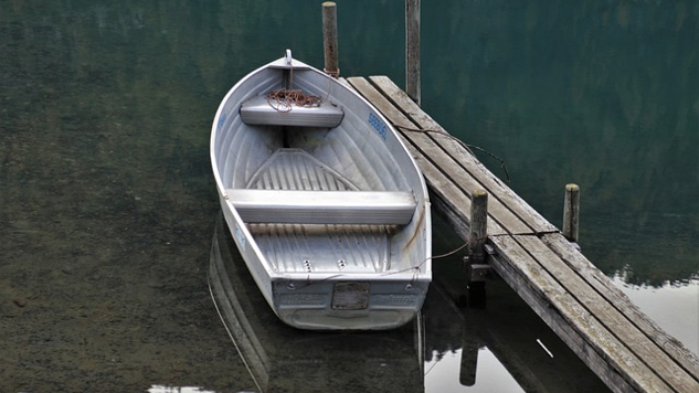 un bote de remos vacío junto al muelle