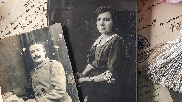 παλιές φωτογραφίες ενός στρατιωτικού και της γυναίκας του