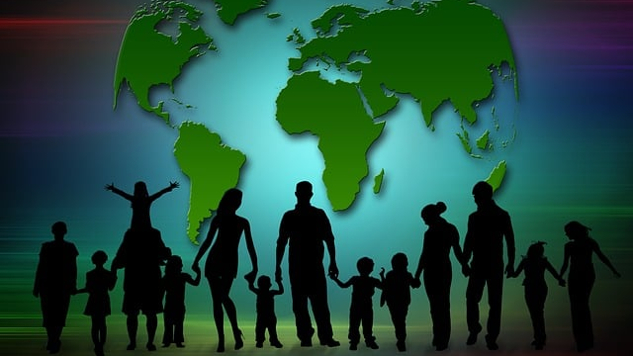 세계 지도를 배경으로 손을 잡고 있는 가족들