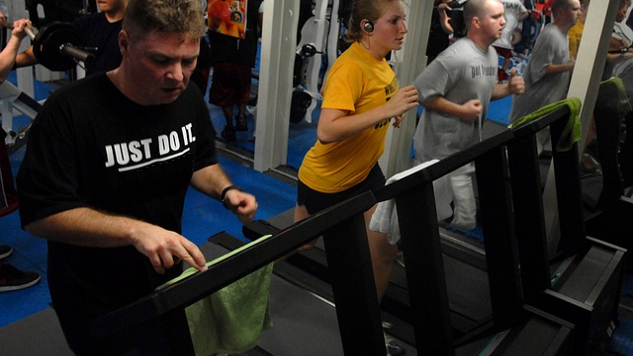 Menschen trainieren auf Laufbändern in einem Fitnessstudio