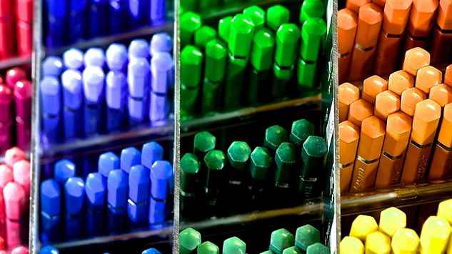 цветные карандаши разложены по цветам в отдельных корзинах