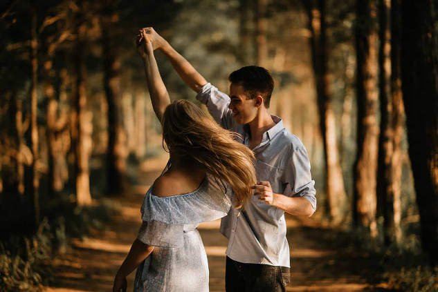 una coppia che balla e volteggia fuori nella natura