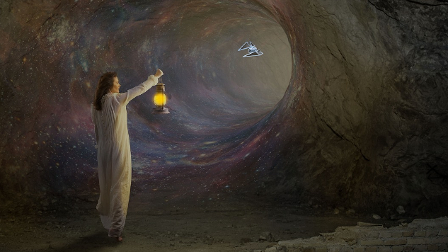 uma jovem segurando uma lanterna em uma caverna escura semelhante a um buraco de minhoca