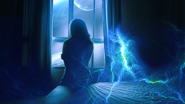kvinne som sitter på en seng med lyn og elektrisk energi rundt seg