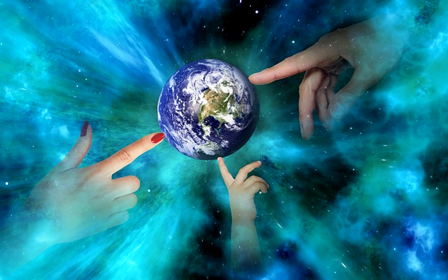 पृथ्वी ग्रह का ग्लोब, उसे छूने के लिए हाथ फैलाते हुए