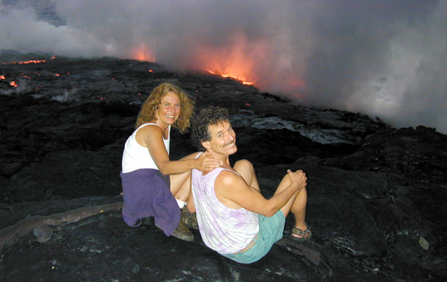 A szerzők egy kiszáradt lávafolyáson ülnek a Hawaii Big Islanden.