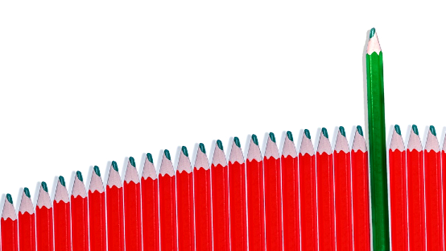 una matita verde che spicca in mezzo a una fila di matite rosse