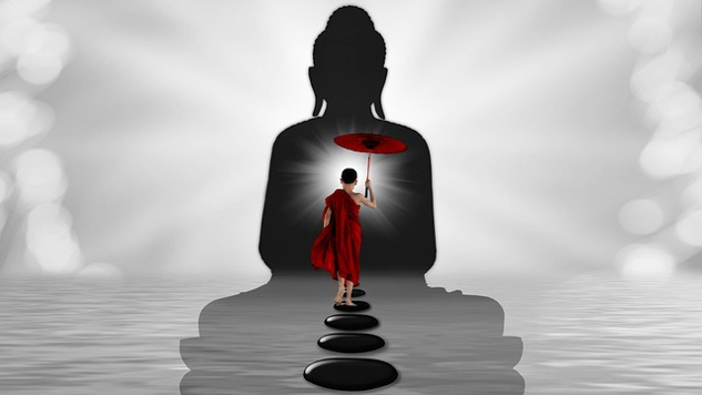 молодой монах подходит к освещенному сердцу Будды