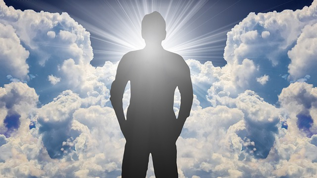 mies seisoo kirkkaan taivaan edessä