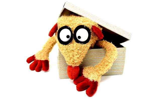isang cuddly toy na lumalabas sa isang cardboard box