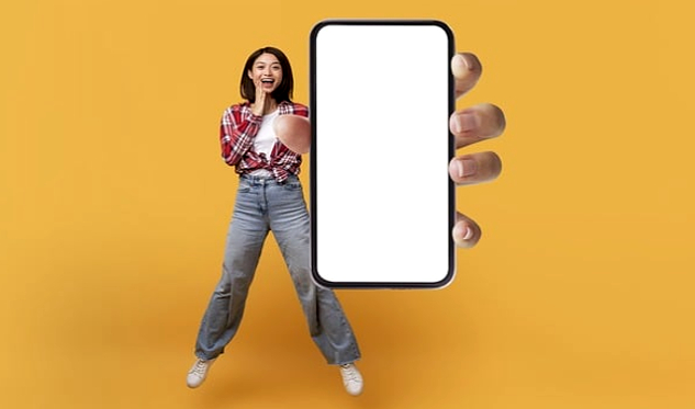 wanita muda mengulurkan ponsel dengan layar putih kosong