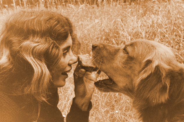 Joyce Vissell és szeretett kutyája, Bokie