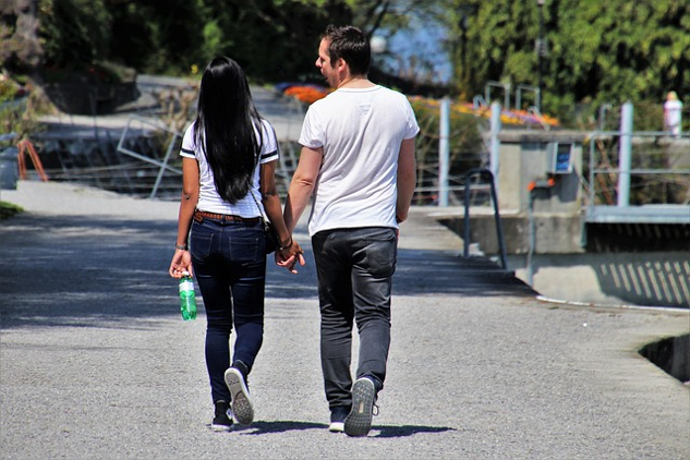 um casal andando de mãos dadas