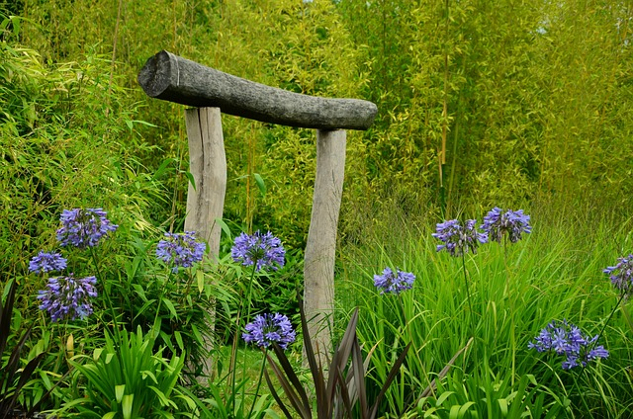 Zierliliengarten mit japanischem Tor