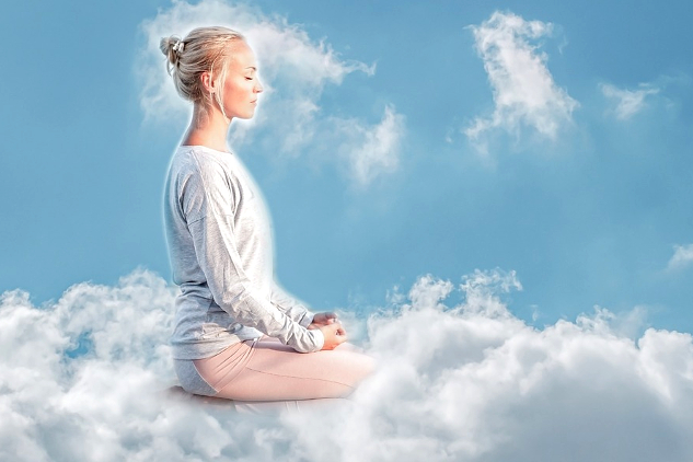 wanita yang duduk di atas awan bermeditasi