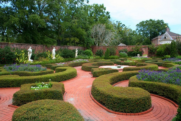 een formele tuin die bekend staat als een knooptuin met talloze paden