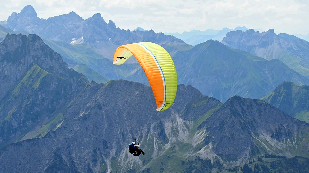 山脈附近天空的滑翔傘