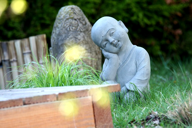 una pequeña estatua en un jardín zen