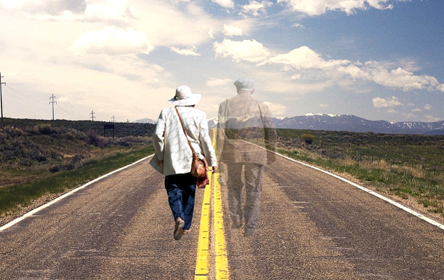Ann, un couple de personnes âgées marchant au milieu de la route, se tenant la main