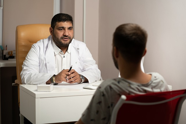 bác sĩ thừa cân nói chuyện với bệnh nhân của mình