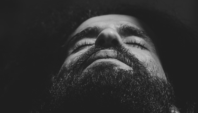 Un bărbat cu da închis și cu fața întoarsă spre cer. Imagine de mostafa meraji de la Pixabay.