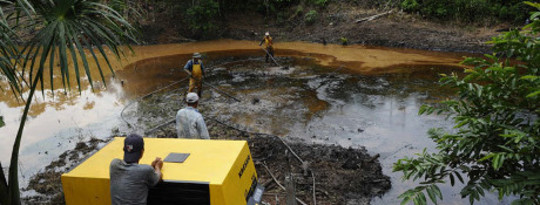 Эквадор принимает на Chevron, глобальное безразличие в спорных боях для защиты тропических лесов