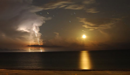 Fulmine e la luna. Foto di Marc-André Besel.